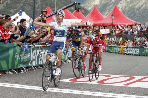 Valverde alza le braccia dopo la vittoriosa rimonta sulla Collada de la Gallina (foto AFP)