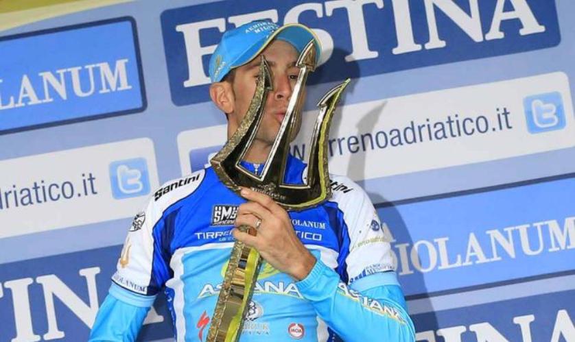 Nibali bacia il tridente tradizionalmente donato al vincitore della Tirreno Adriatico (foto Bettini)