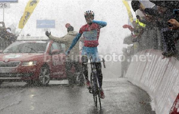 La vittoria sotto la neve di Nibali alle Tre Cime di Lavaredo (foto Bettini)