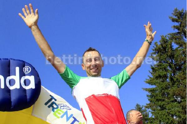 Ivan Santaromita veste sul podio la maglia tricolore appena conquistata (foto Bettini)