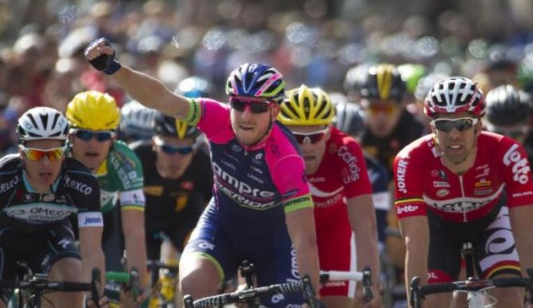 Modolo si impone in uno sprint decisamente affollato (foto AFP)