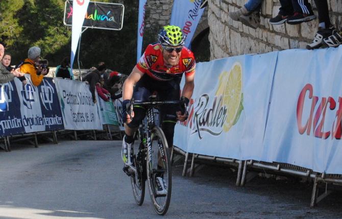 Valverde in azione sulla salita finale della prima tappa (rutadesolasol.es)