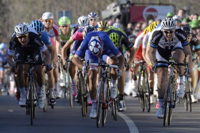 Bouhanni picchia duro sui pedali a pochi passi dal traguardo di Mantes-la-Jolie (foto AFP)