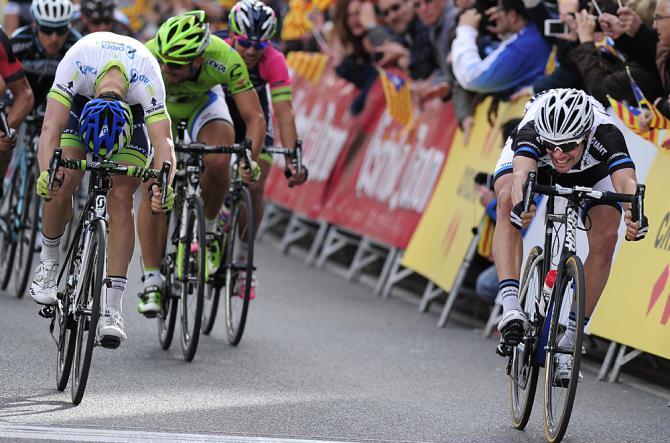 Mezgec si impone sul traguardo di Calella, prima tappa del Giro di Catalogna (foto Tim de Waele/TDW Sport)