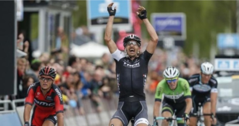 Fabian Cancellara taglia davanti a tutti il traguardo del Giro delle Fiandre (foto AFP)