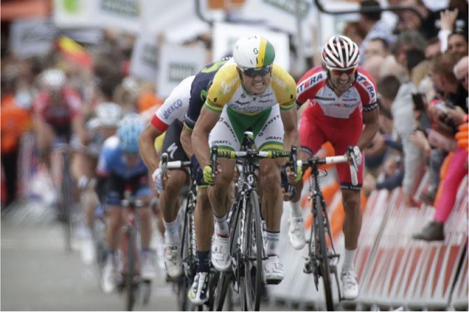 Al centro, Simon Gerrans si invola verso la prima Liegi in carriera; sulla destra, Giampaolo Caruso viene sfilato a pochi metri dal traguardo (foto Bettini)