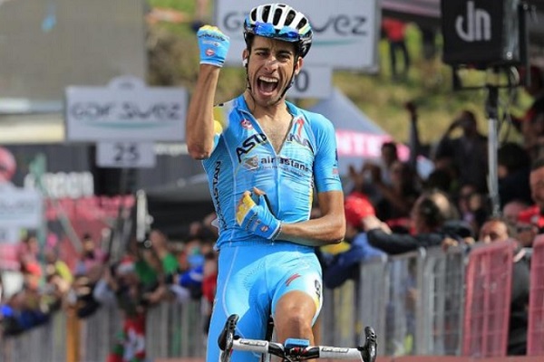 Fabio Aru urla la sua gioia allarrivo di Montecampione (foto Bettini)