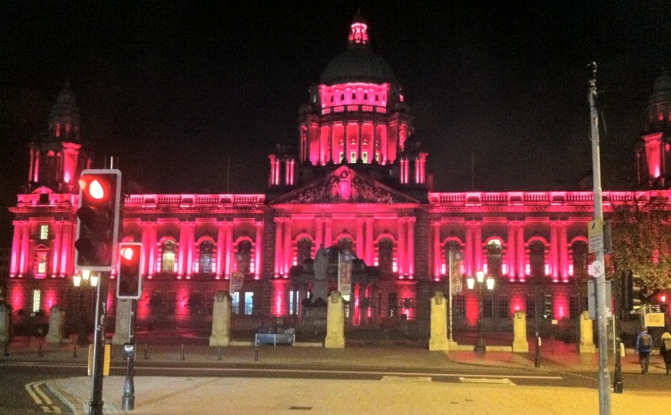 Belfast sè messa labito rosa in onore del Giro dItalia (http://www.mediastreet.ie)