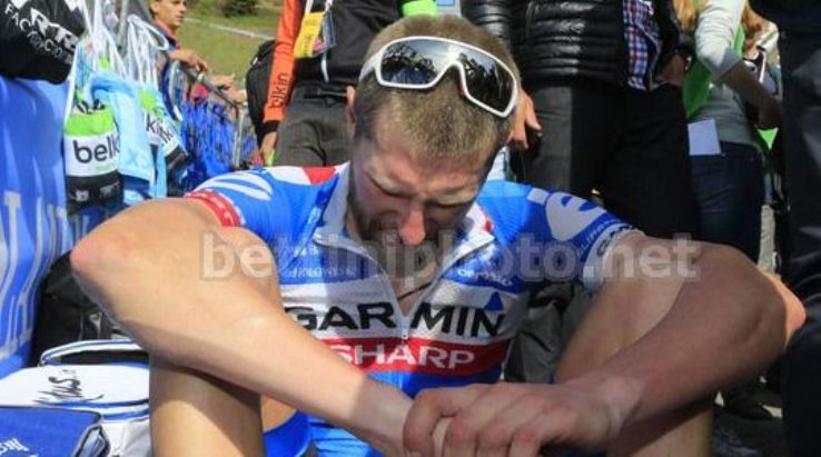 Unistantanea del dopotappa di Montecampione: Hesjedal sieda a terra stremato subito dopo aver tagliato il traguardo (foto Bettini)