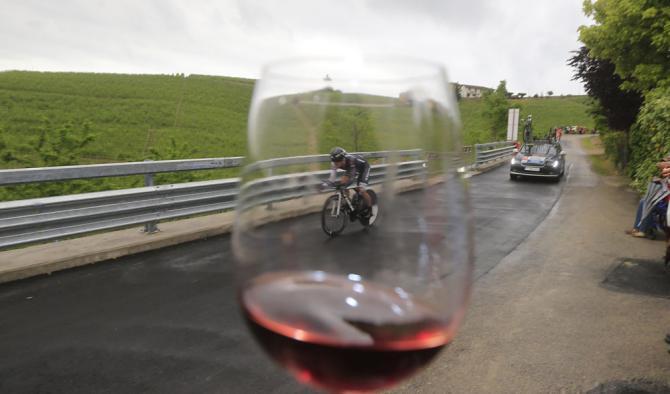 La cronometro di Barolo osservata dal punto di vista del.... Barolo! (foto Bettini)