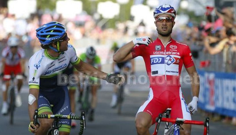 Lex maglia rosa Michael Matthews si complimenta con Bouhanni per la terza perla al Giro 2014 (foto Bettini)