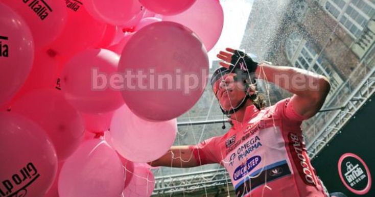 Urán immerso in una nuvola di palloncini rosa al raduno di partenza di Agliè (foto Bettini)