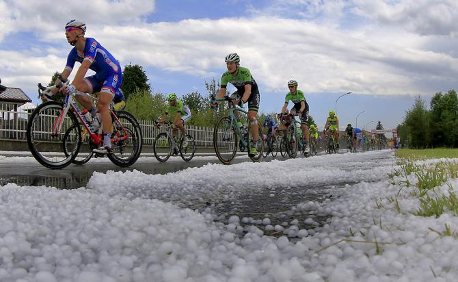 Sulla strada verso Rivarolo il gruppo ha trovato uninsolita compagna di viaggio: la grandine (foto Bettini)