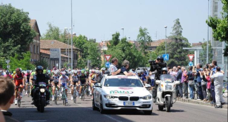 Modena, il gruppo si trasferisce verso il Km 0 della 10a tappa (foto Fiocchi - Il Resto del Carlino) 