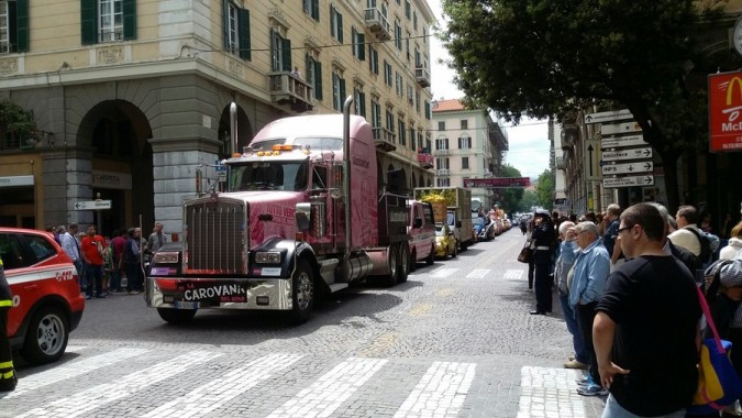 Il passaggio della carovana pubblicitaria dal centro di Savona (www.savonanews.it)