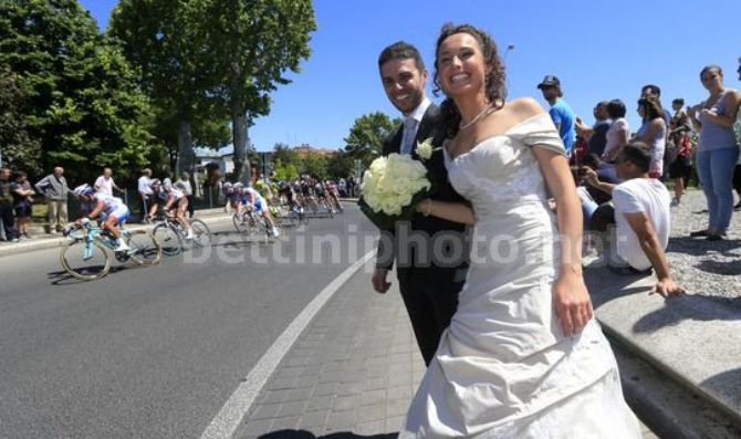 Una sposa fresca di matrimonio non ha occhi che per il.... Giro! (foto Bettini)