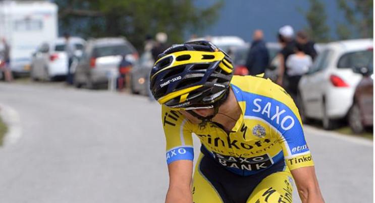 Contador allattacco sulla salita verso il Lago dEmosson si volta per controllare quanto ha... combinato (foto Tim de Waele/TDW Sport)