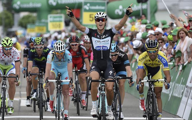 La fantastica trinità di Delémont: al centro Trentin (1°), alla sua destra Bennati (2°) e alla sua sinistra Gavazzi (3°) (foto Bettini) 