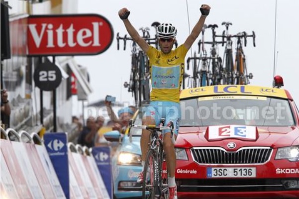 Vincenzo Nibali alza le braccia al cielo sullarrivo di Hautacam (foto Bettini)