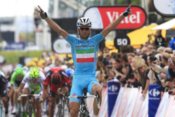 Vincenzo Nibali esulta al termine della sua splendida azione solitaria (foto Roberto Bettini)