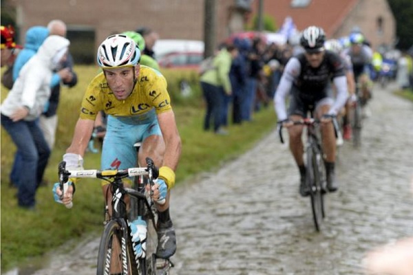 Nibali precede Cancellara in un tratto in pavé (foto Roberto Bettini)