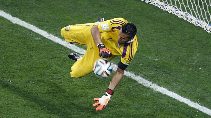 Sergio Romero para uno dei rigori nella decisiva partita contro lOlanda (foto Ansa)