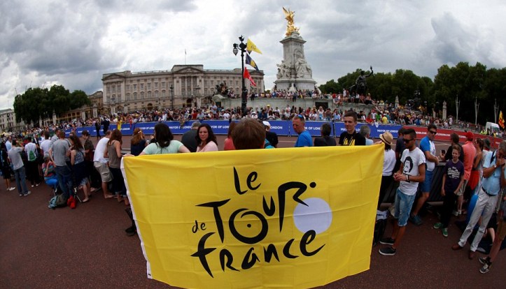 Anche Londra presa dassalto dai tifosi del Tour de France (foto PA)