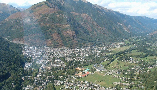 Bagnères-de-Luchon vista dallaereo (www.survoldefrance.fr)