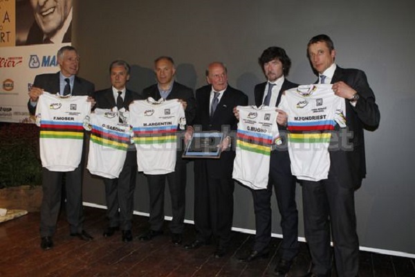 Alfredo Martini con i suoi campioni del mondo: (da sinistra) Moser, Saronni, Argentin, Bugno e Fondriest