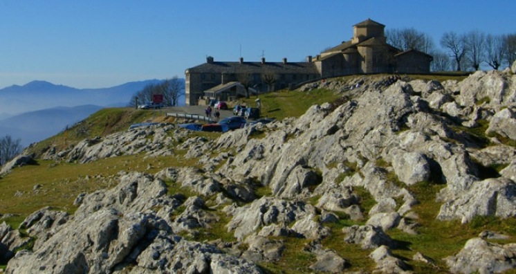 Il santuario di Santuario di San Miguel de Aralar, traguardo dellundicesima tappa della Vuelta 2014 (www.ojodigital.com)