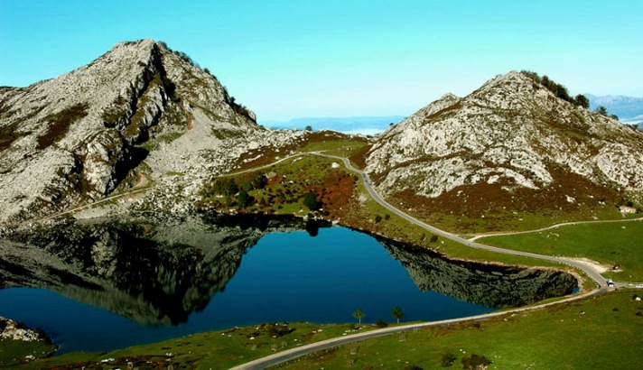 Uno degli spettacolari laghi di Covadonga (www.celoriu.com)