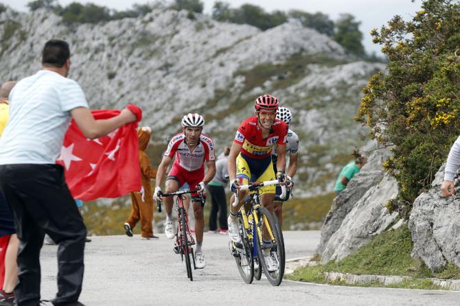 Unistantanea della guerra di nervi tutta iberica vista lunga lascesa ai laghi di Covadonga (foto Bettini)