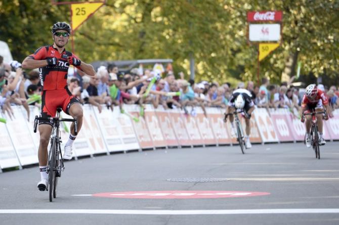 Van Avermaet culmina a braccia alzate la bellissima progressione inscenata nel finale del Grand Prix de Wallonie (foto AFP)