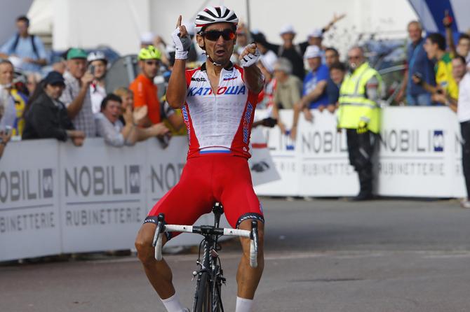Caruso esulta allombra della celebre basilica di Superga (foto Bettini)