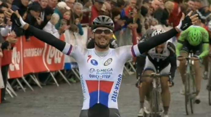 Stybar esulta sul traguardo di Binche (foto ‏@opqscyclingteam)