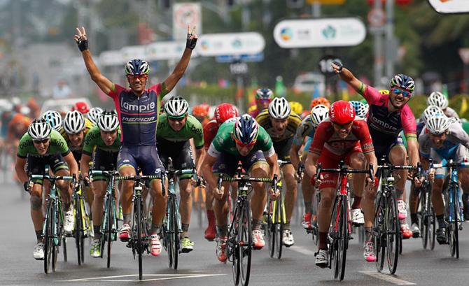 Un vero e proprio successo di squadra: Bonifazio, al centro, sprinta e vince; i suoi compagni della Lampre-Merida, ai lati, esultano (foto Guoqiang Song)