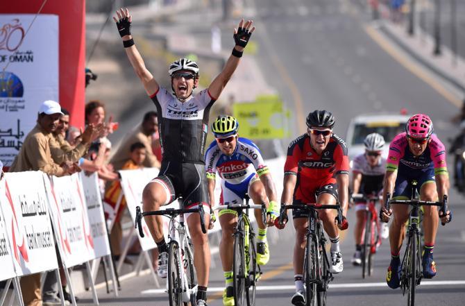 Cancellara a braccia levate sul traguardo di Al Bustan (foto Tim de Waele/TDWSport.com)