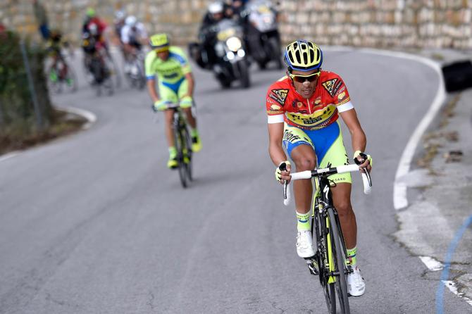 Contador in azione sullascesa dellAlto de Hazallanas (foto Bettini)