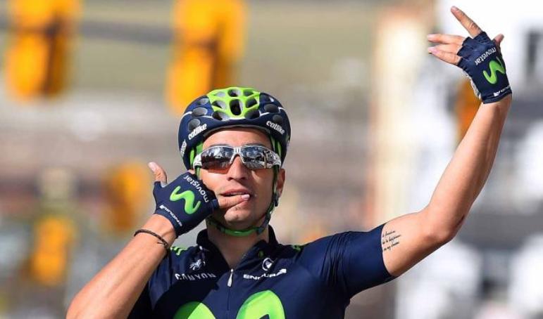 Lobato esulta al telefono sul traguardo di Alhaurín de la Torre (foto Tim de Waele/TDWSport.com)