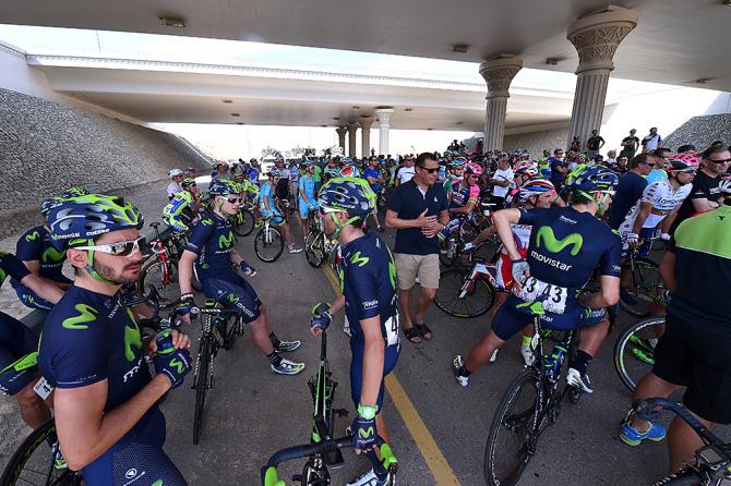 Un momento del sit in del gruppo durante la 5a tappa del Tour of Oman (Tim de Waele/TDWSport.com)