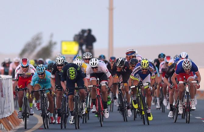 Lo spagnolo Rojas vince nel desertico scenario di Sealine Beach la prima tappa del Giro del Qatar (foto Tim de Waele/TDWSport.com)