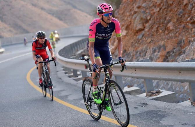 Lo spagnolo Valls in azione sulla salita regina del Giro dellOman (foto Tim de Waele/TDWSport.com)