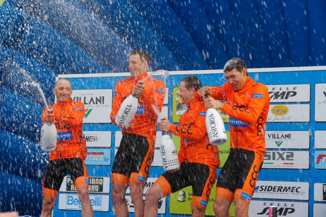 Rebellin festeggia con i compagni di squadra il successo nella cronosquadre (foto Bettini)