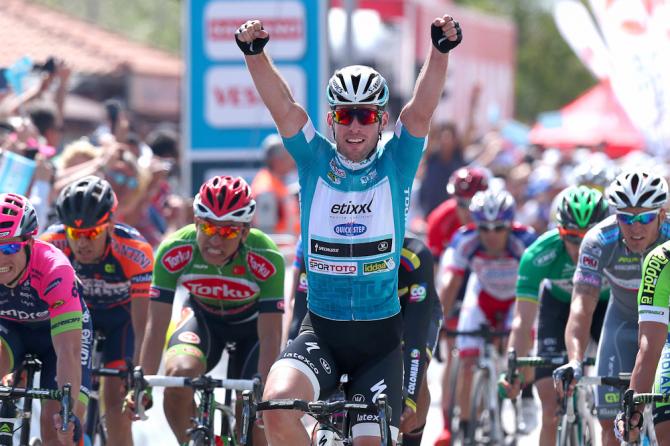 Cavendish più forte della sfortuna: fora a 5 Km dallarrivo ma anche la seconda tappa del Giro di Turchia è sua (foto Tim de Waele/TDWSport.com)