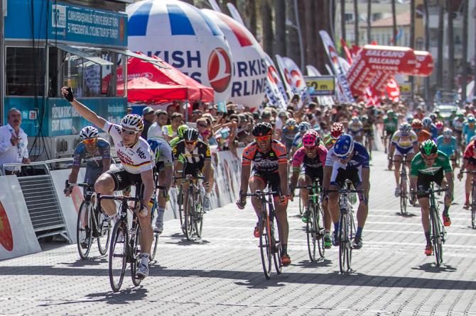 Fatto fuori Cavendish, strada spianata per gli avversari del velocista britannico: vittoria per Greipel (foto Bettini)