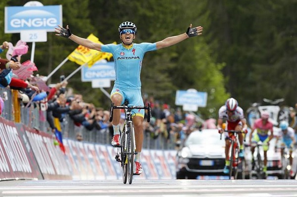 Mikel Landa alza le braccia sul traguardo di Madonna di Campiglio (foto Getty Images Sport)