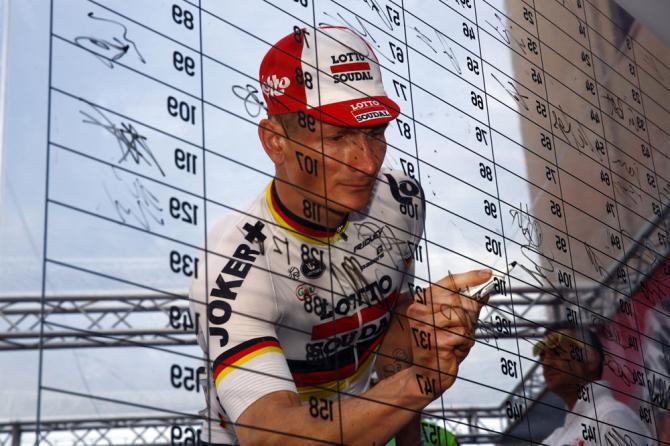Il velocista tedesco Andrè Greipel al foglio firma del via da La Spezia (foto Bettini)