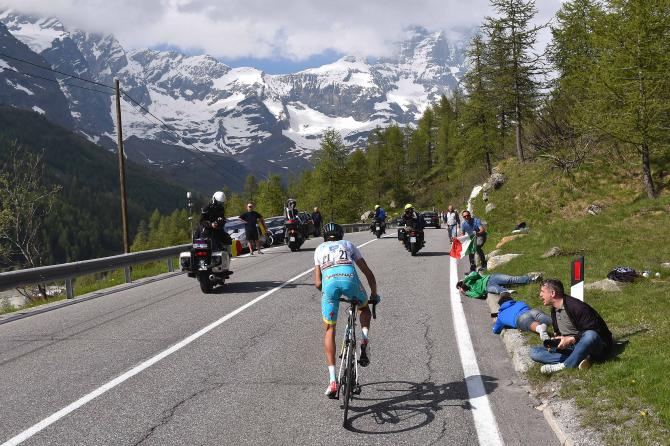 Aru in attacco solitario verso Cervinia (foto Tim de Waele/TDWSport.com)