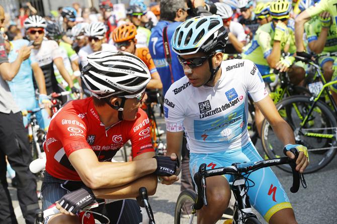 Fabio Aru a Gravellona Toce, al raduno di partenza della frazione che, sei ore più tardi, trionfalmente conquisterà in quel di Cervinia (Getty Images Sport)