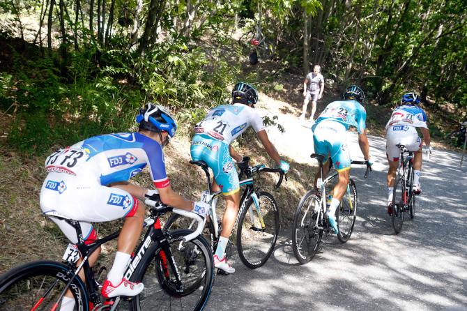 Il gruppetto con gli Astana allinseguimento della lepre Contador sullOlogno (foto Bettini)